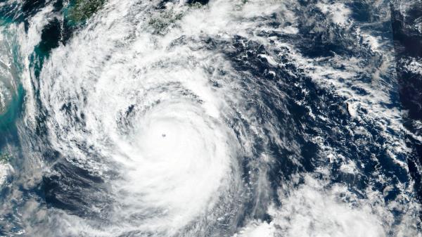 台风南马多袭击日本，风速超过每小时100英里，造成停电，数千人撤离