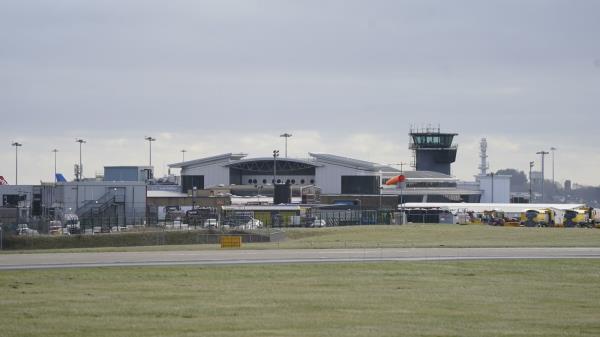 由于空中交通“技术问题”，游客在利兹布拉德福德机场停飞