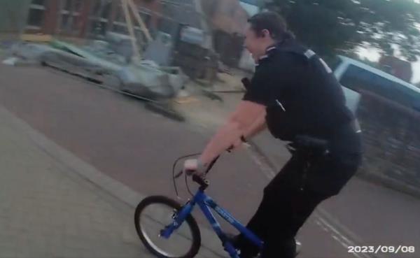 在戈斯波特，一名警察借了一辆儿童自行车追捕嫌疑人