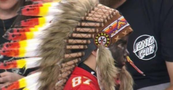 堪萨斯城酋长队比赛看台上“黑脸小孩”和土著头饰引发媒体关注